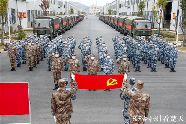 武汉封城一月10名95后驻鄂部队抗疫战士火线宣誓入党