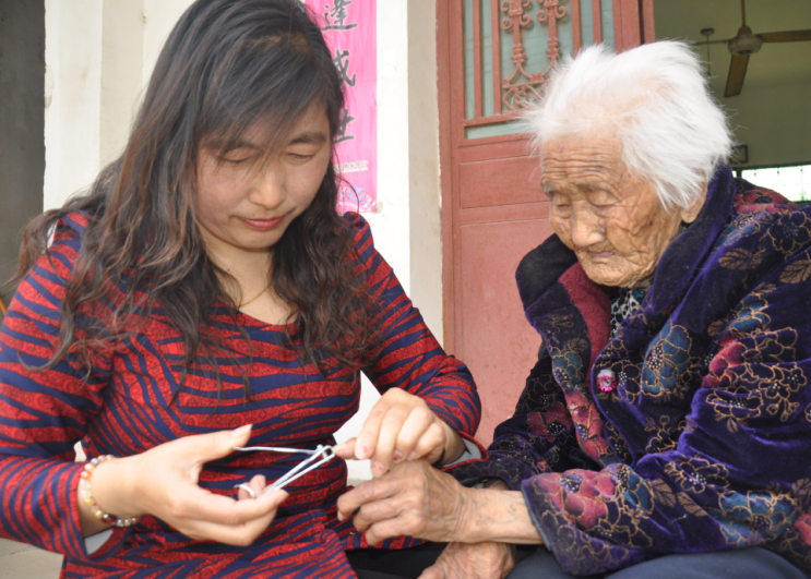 20年如一日孙媳妇照顾奶奶获村民点赞