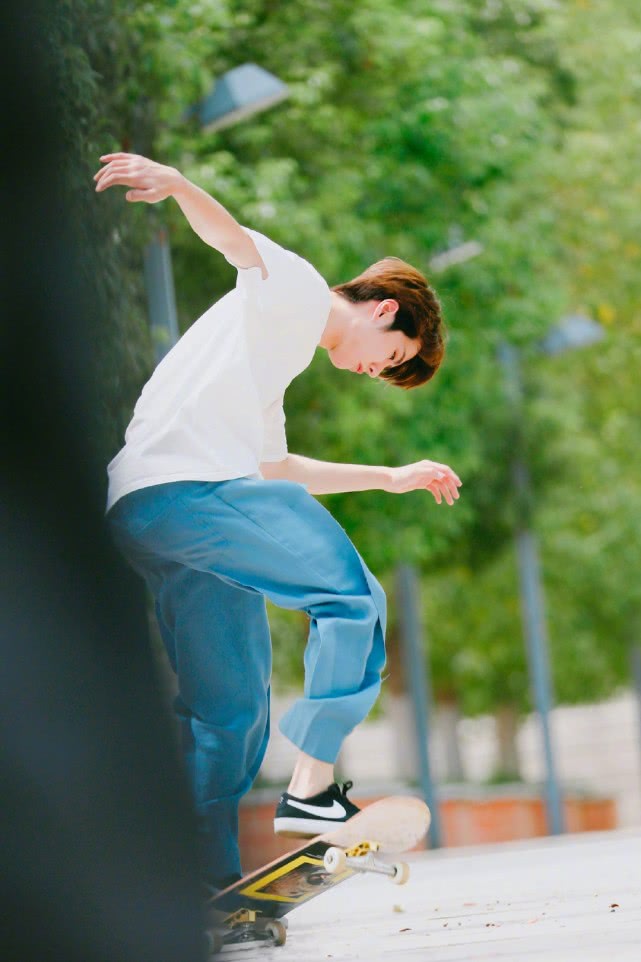 有种帅气叫王一博玩滑板动作酷炫惹粉丝心疼注意安全