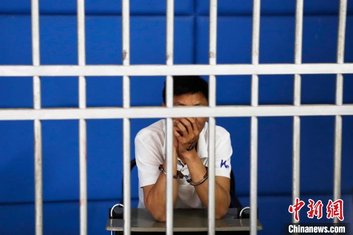 对犯罪嫌疑人进行审讯. 殷立勤 摄