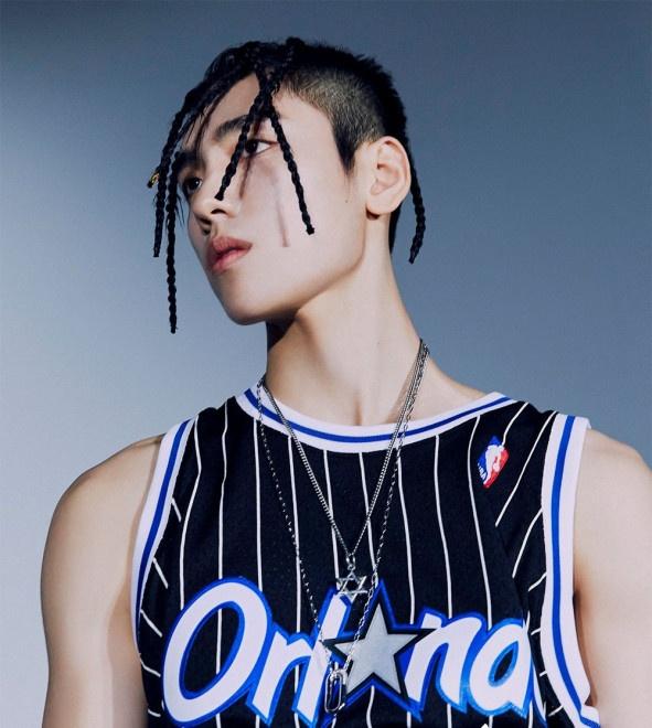 突破自我!王子异脏辫造型拍摄杂志 街头范十足