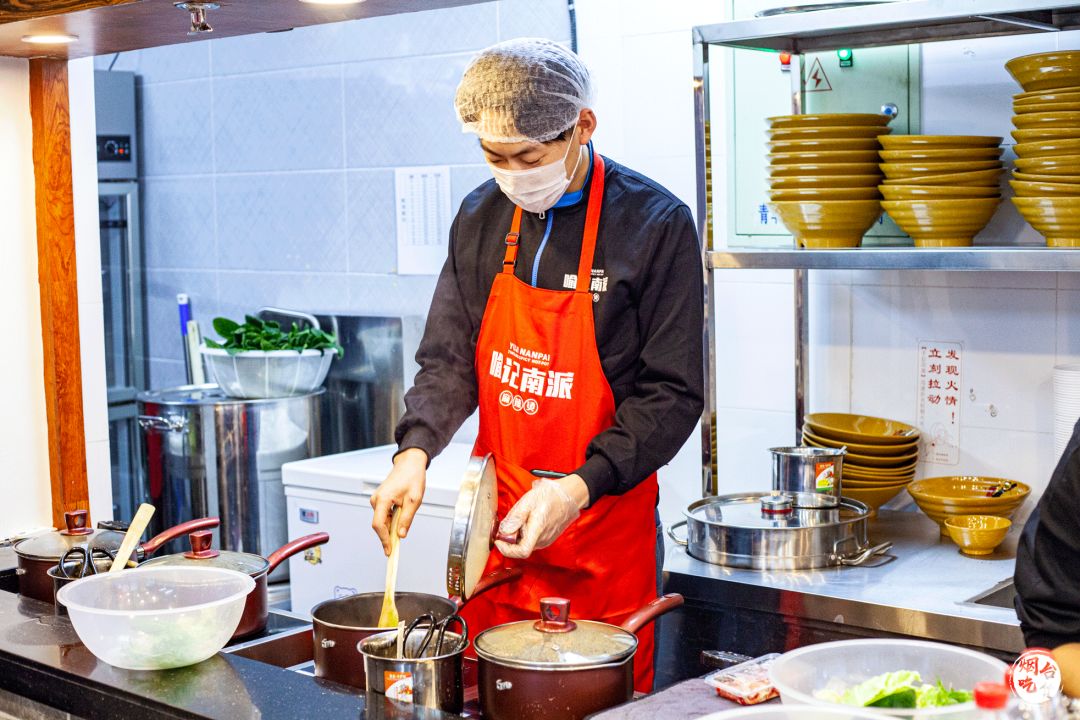 比吃火锅还幸福的麻辣烫,10种底汤堪比海底捞,就在烟台这里!