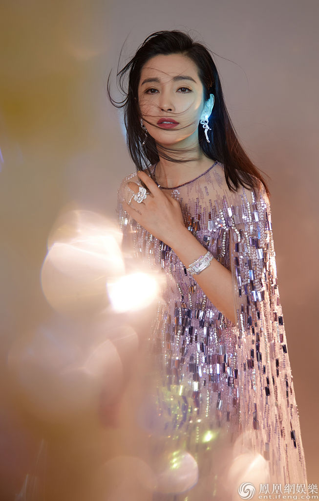 李冰冰穿紫纱裙回眸秀侧颜身姿曼妙挥舞披风发丝飞扬华美大气