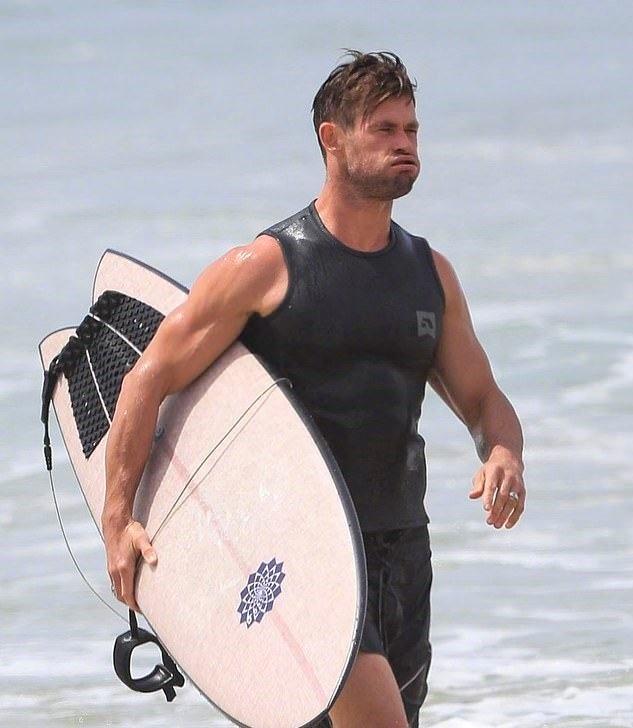 馋他的身材!锤哥拜伦湾冲浪 海边热身像抡大锤