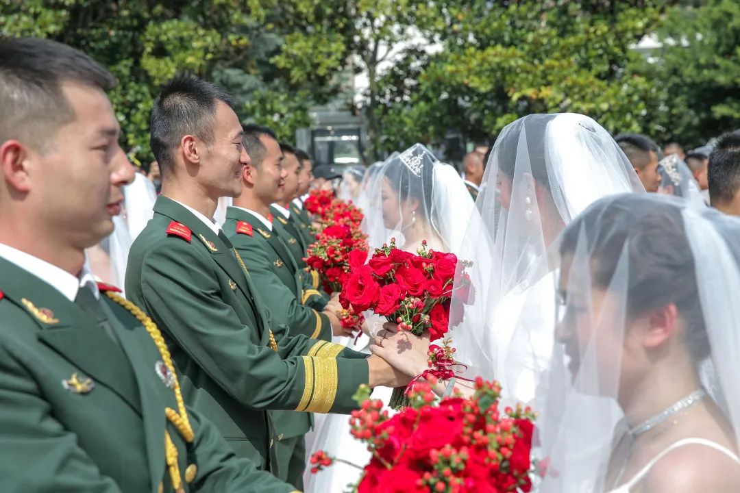 此身许国亦能许卿云南武警26对新人举行集体婚礼