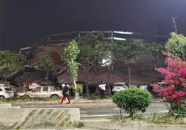 福建泉州一隔离酒店整幢坍塌，目击者：巨响中地面在震动