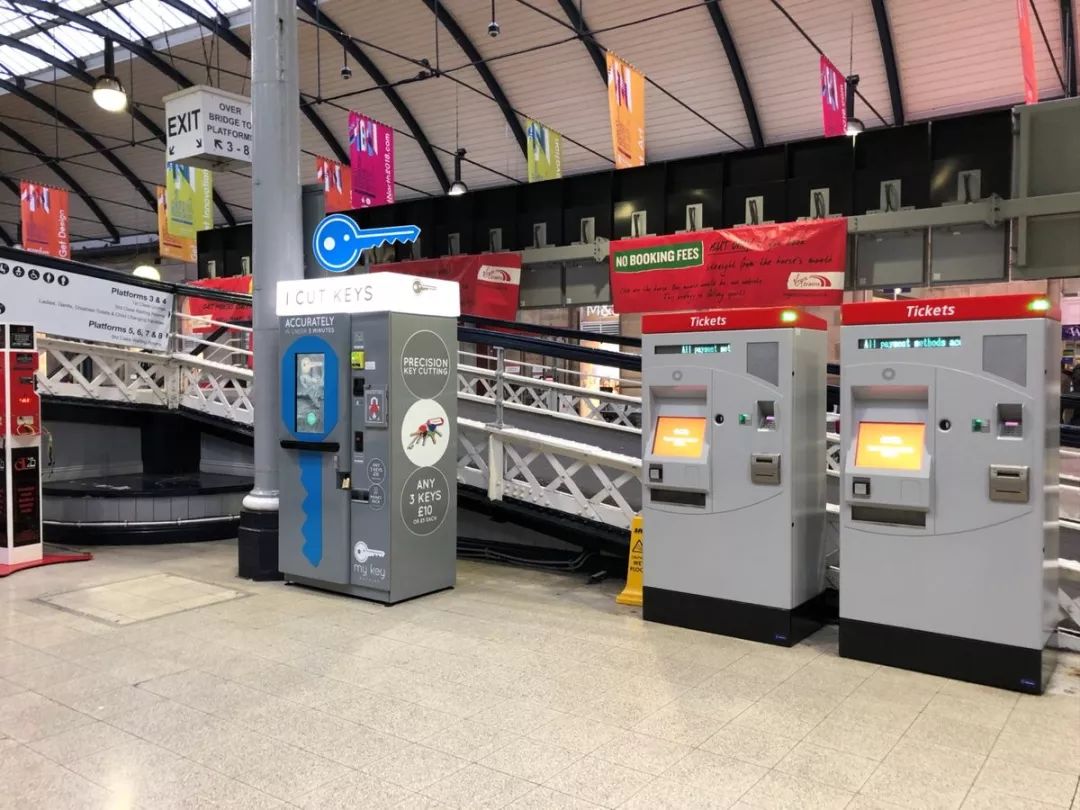 在为配钥匙发愁吗无人ai钥匙机帮你配hellokitty定制钥匙