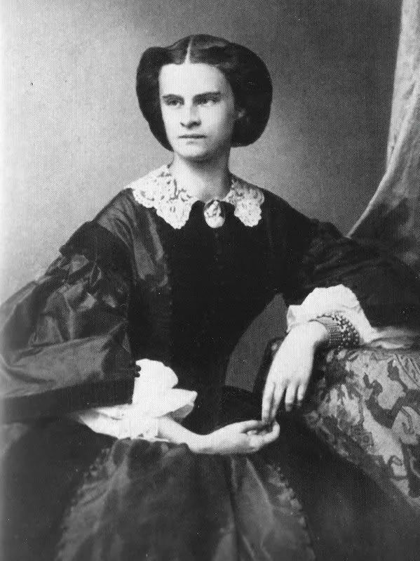 茜茜公主的一些照片也有这样的特点,但显然没她姐那么严重