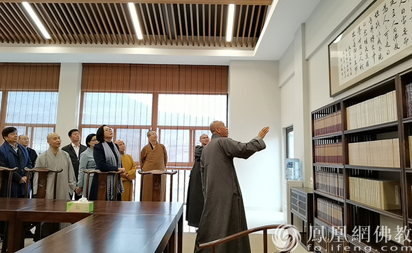 参观中国佛教协会人间佛教思想研究基地(图片来源:凤凰网佛教)