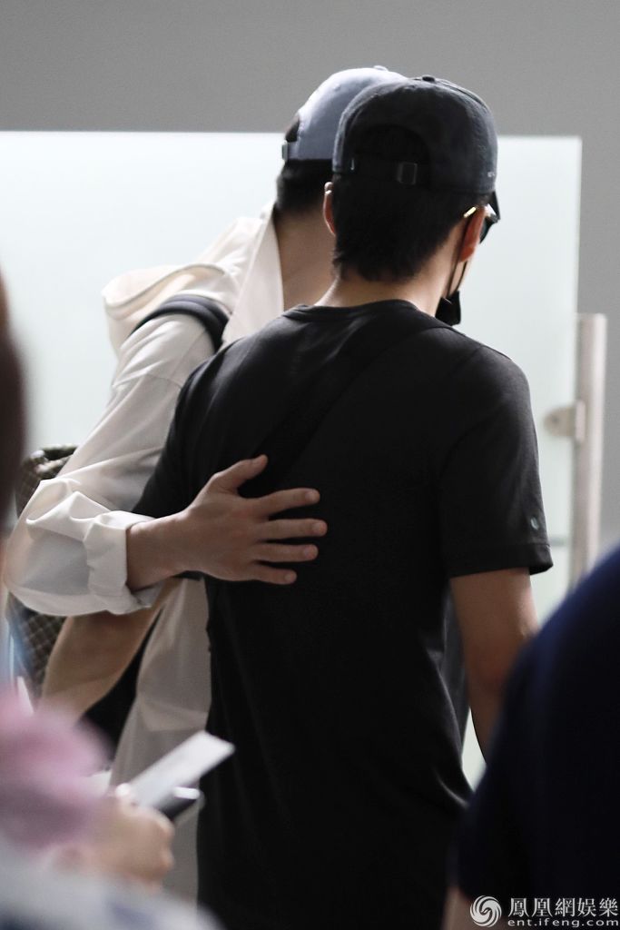 这该死的缘分张云龙机场偶遇韩东君两人拍肩唠嗑兄弟情深