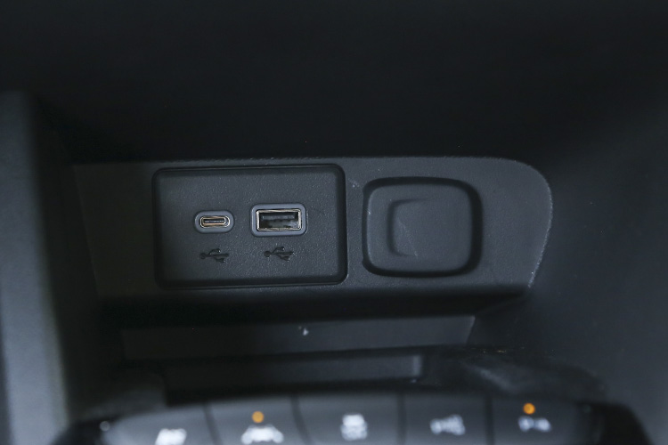 微蓝7前排Type-C接口和USB接口