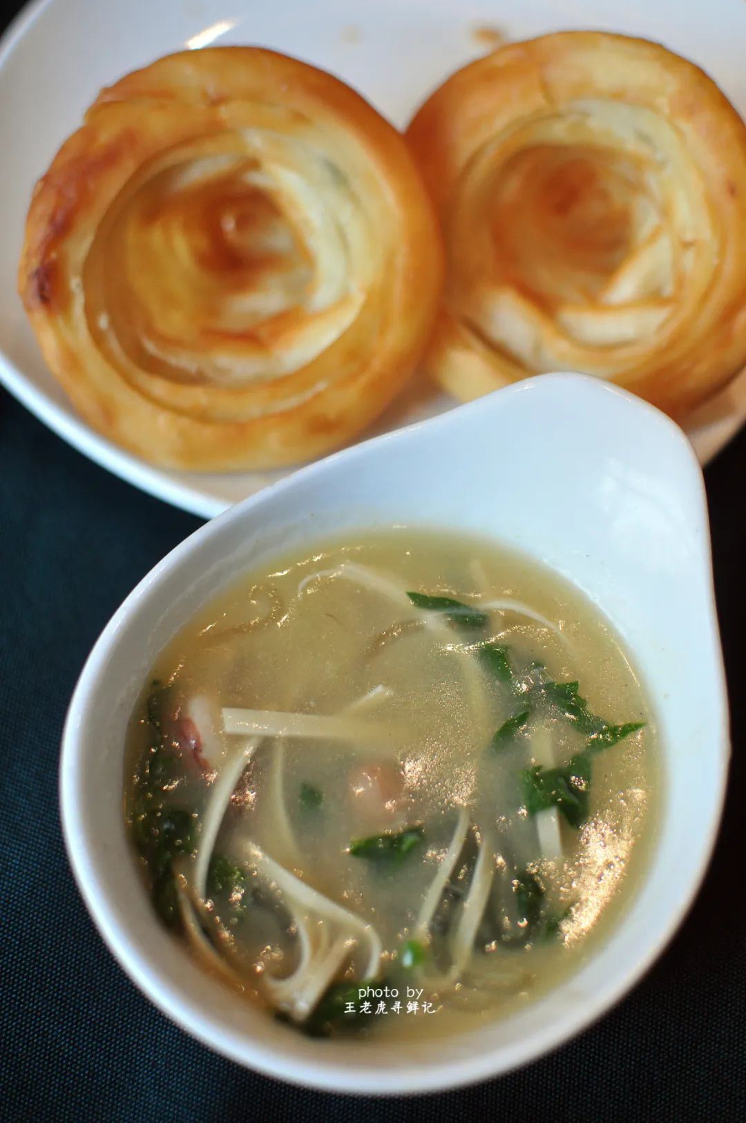 甜沫儿和油旋儿,就像秦琼尉迟恭,就是济南府小吃的一对门神