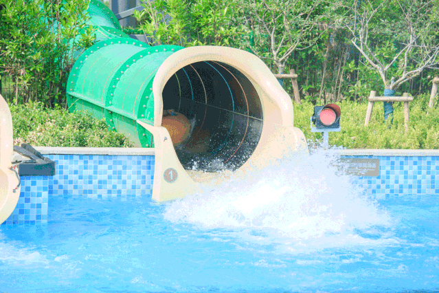 适合小情侣的游玩项目 一起先来看看吧~ 雨林时空隧道 如果可以 想