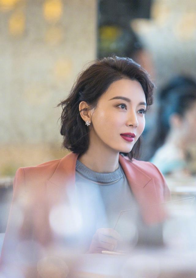 陈数《完美关系》造型,修身剪裁西装外套,利落干练职场女性风格