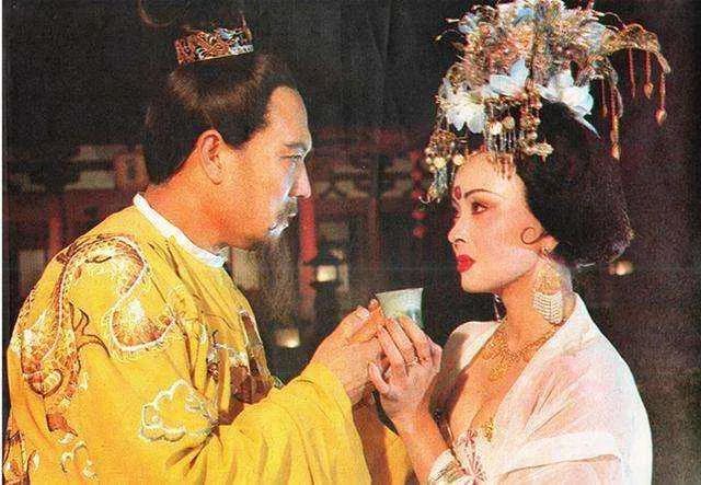 当年,唐明皇和杨贵妃在七夕之夜,于骊山华清宫长生殿里盟誓,愿世世为