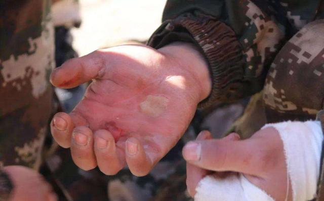 单杠2练习,你能做几个?这位兵哥哥做了313个!