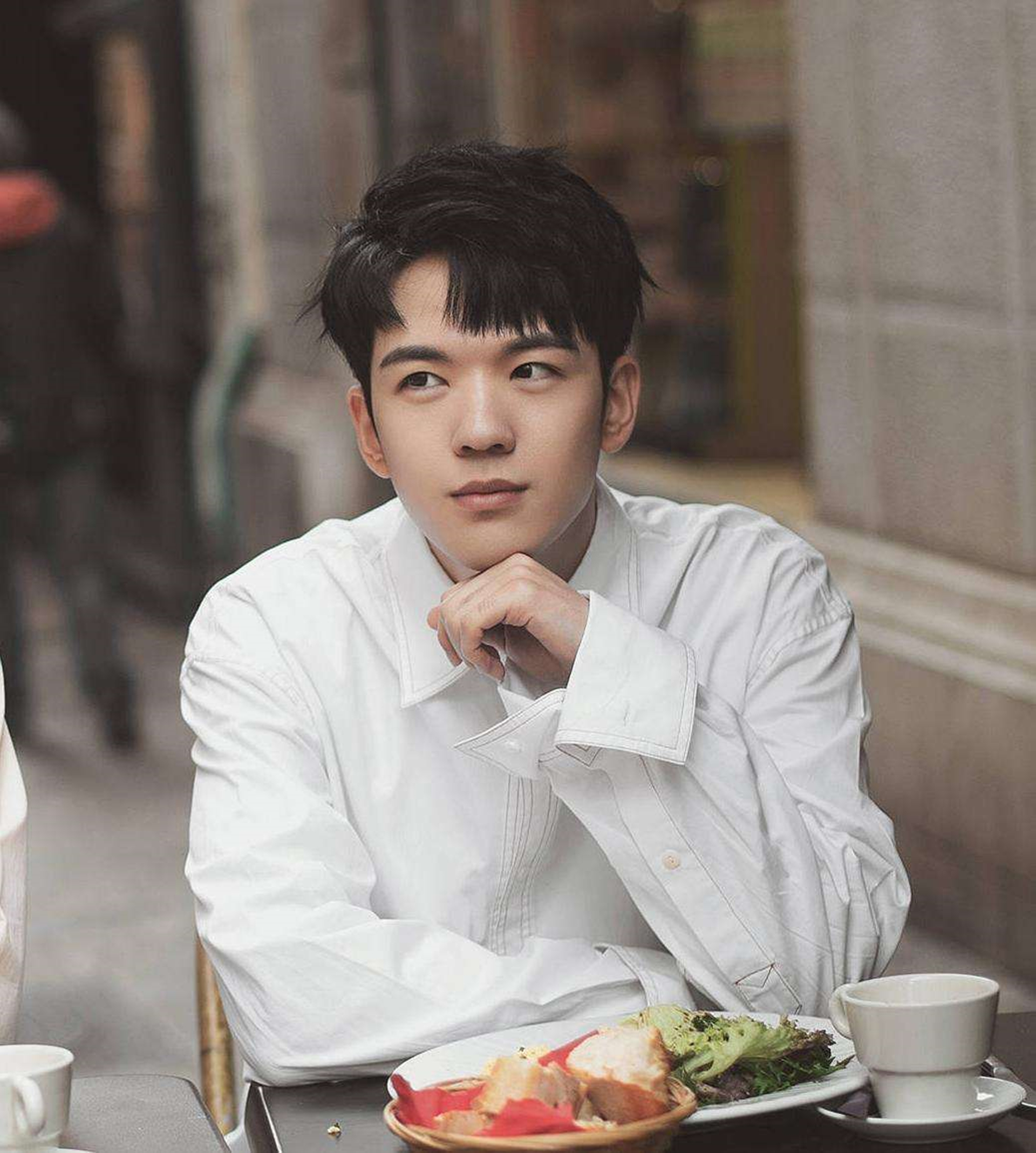 仝卓的自杀式爆红为明星敲响警钟瞬间就可让多年努力清零