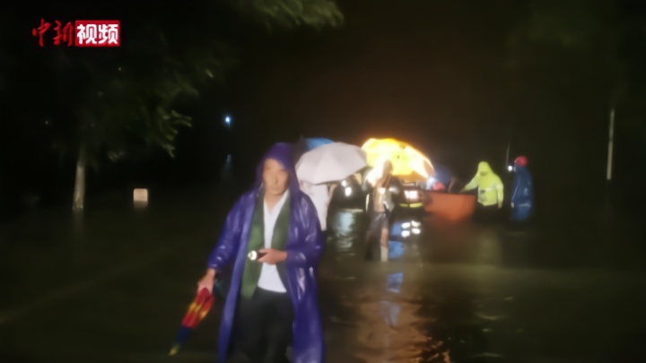 河南信阳多地发生洪涝  民众连夜转移