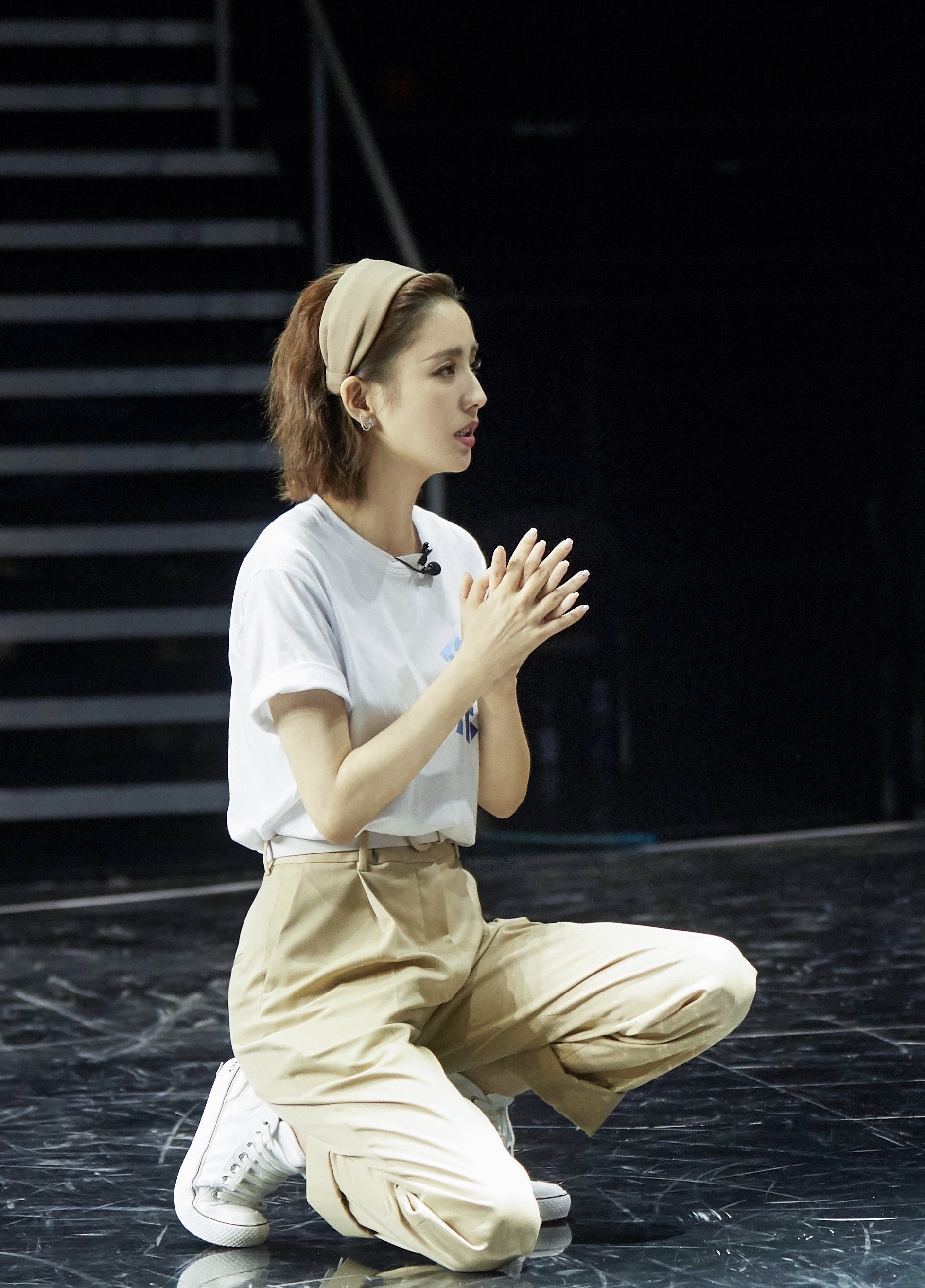 佟丽娅综艺花絮照释出宽松t恤搭配短裤小鸟腿让人羡慕