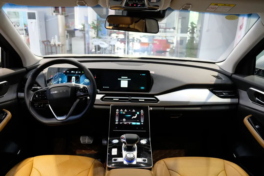 跟外观一样,beijing-x7的内饰也是简洁精致的风格,同时新车还采用了时