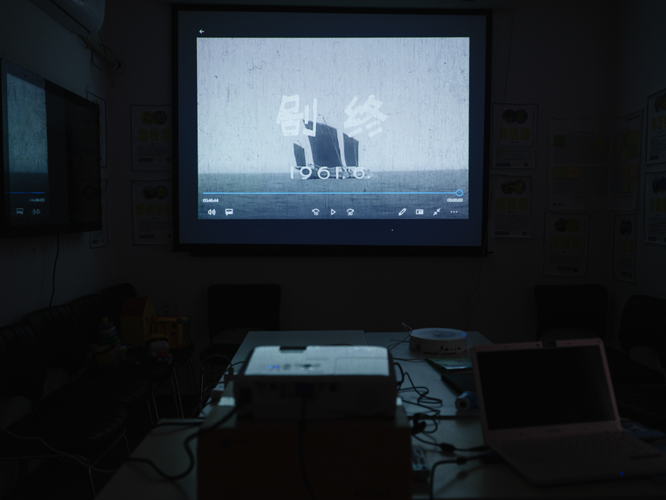 2020年7月17日,定海路街道第四睦邻点,为社区老人播放的一场电影刚刚剧终。