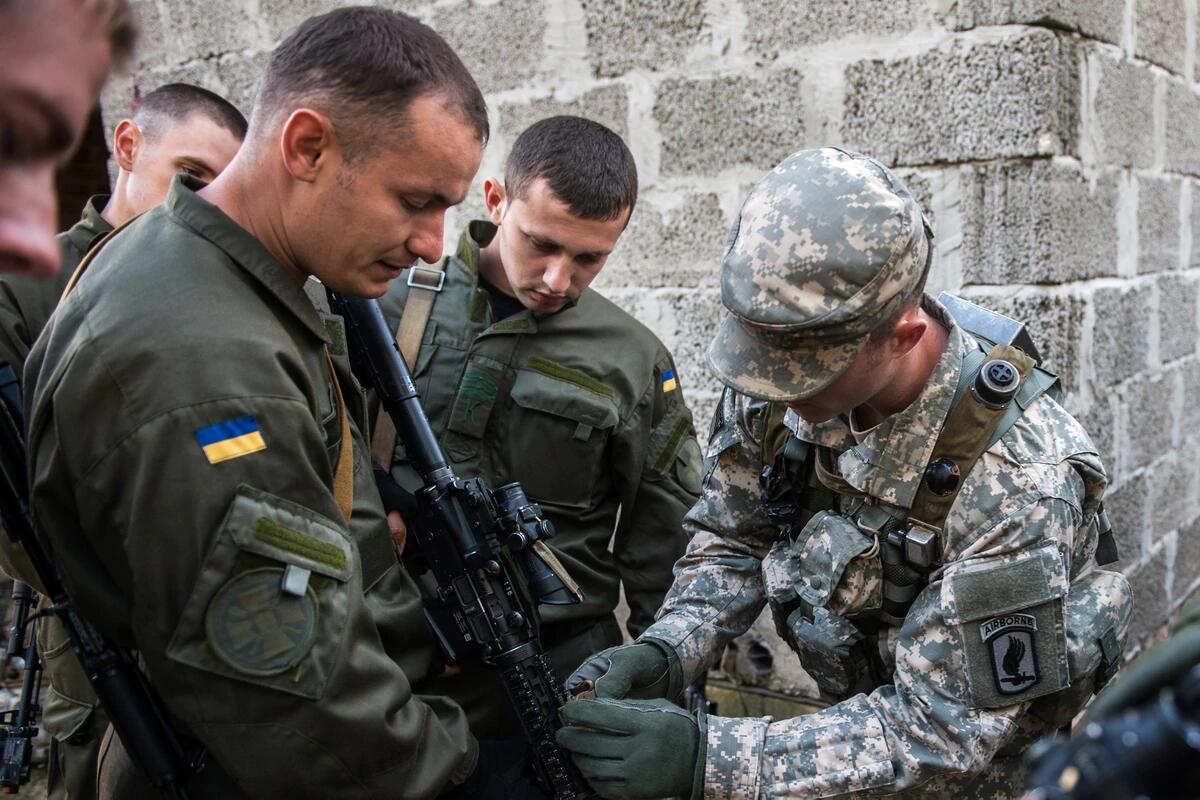 美军士兵为乌克兰士兵提供培训