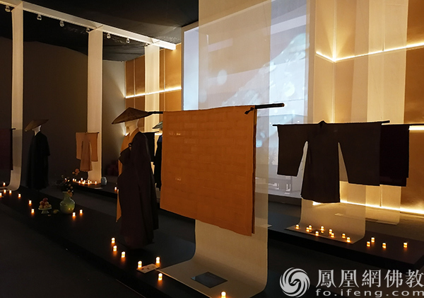 “真心应物”空间展出的袈裟和海青，选用天然环保面料。（图片来源：凤凰网佛教）