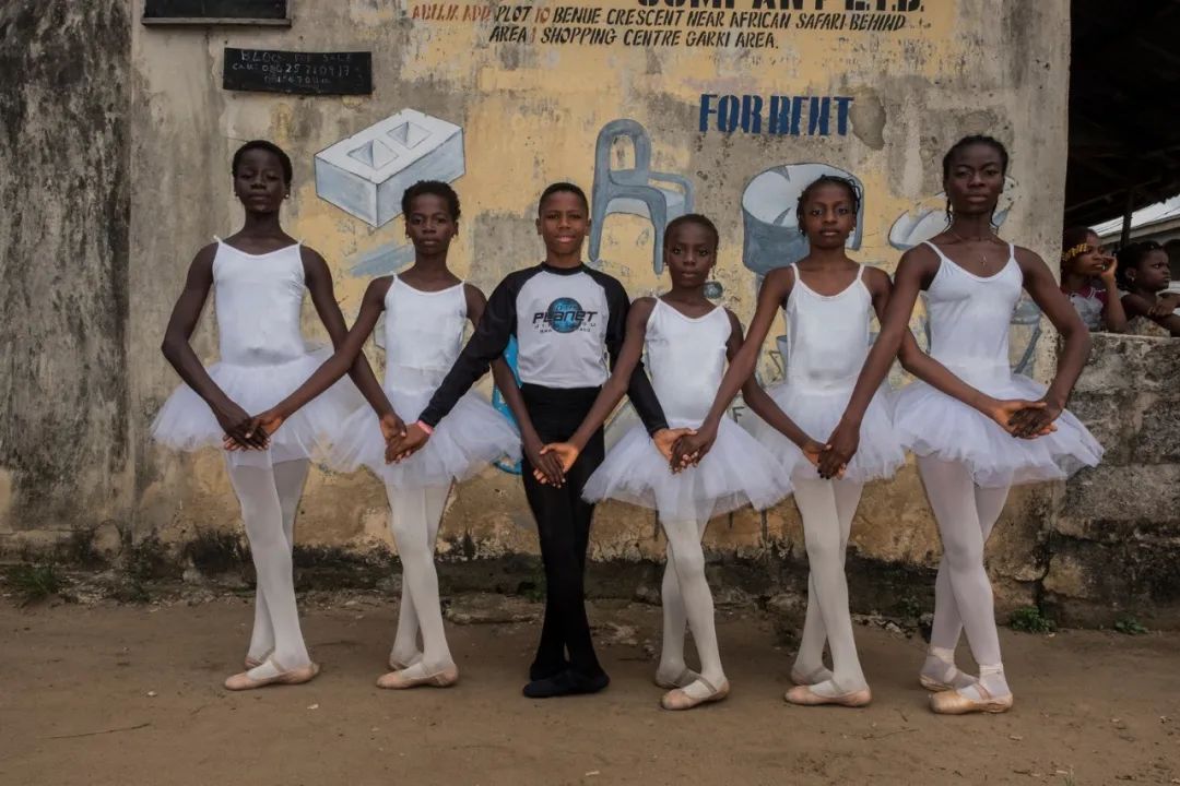 尼日利亚在贫民窟里跳芭蕾舞的非洲男孩