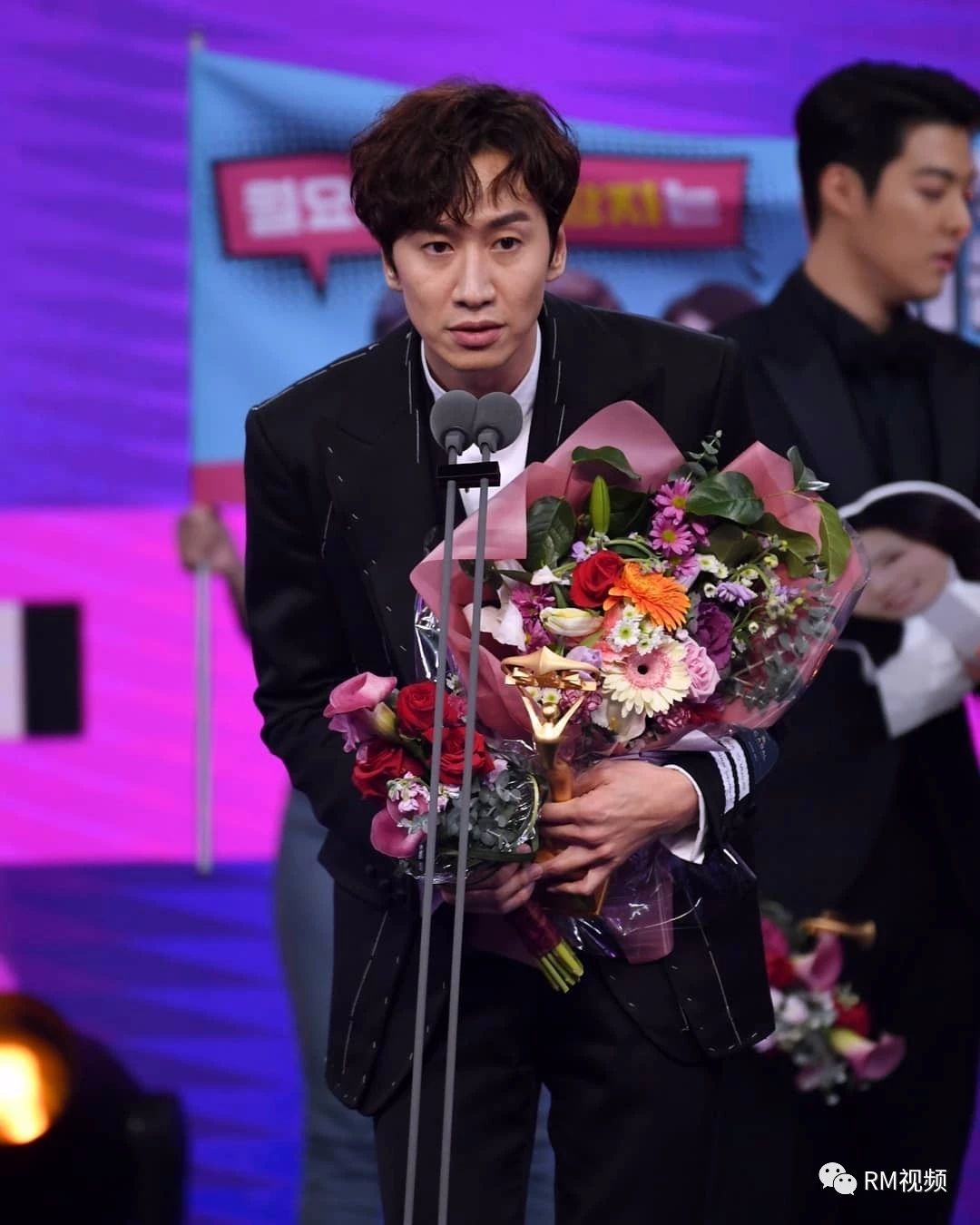 sbs官方ins更新rm演艺大赏获奖图