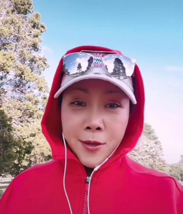 54岁田震戴墨镜打扮新潮,脸部却略显僵硬