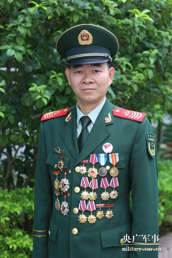 1973年5月出生,1992年12月入伍,现任武警广东总队执勤第三支队一级警
