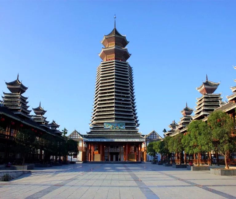 关于鼓楼,最早见于史书的是明代邝露的《赤雅》,其中讲侗乡:"以大木一