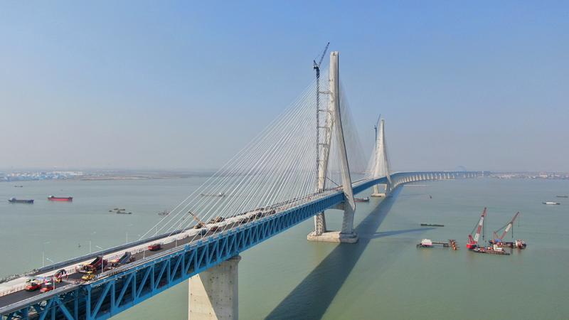 沪通长江大桥开始铺设桥面沥青建成后南通到上海高铁仅需1小时