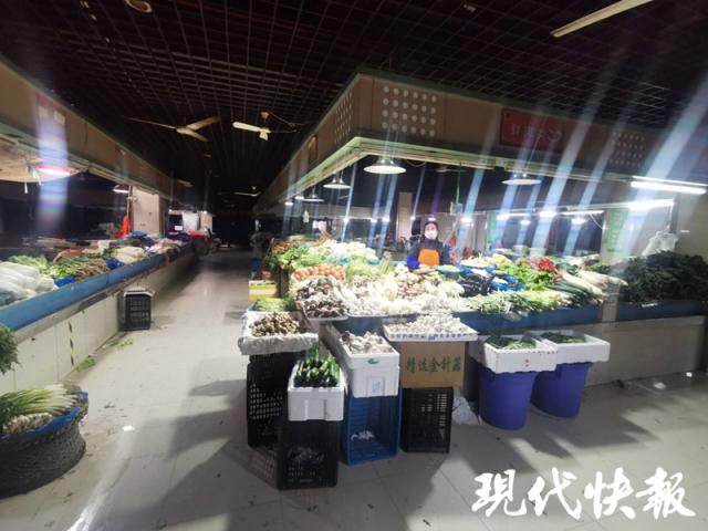 常州欧尚超市翠竹店,货架上方便面数量不多,有些品种已经卖空.