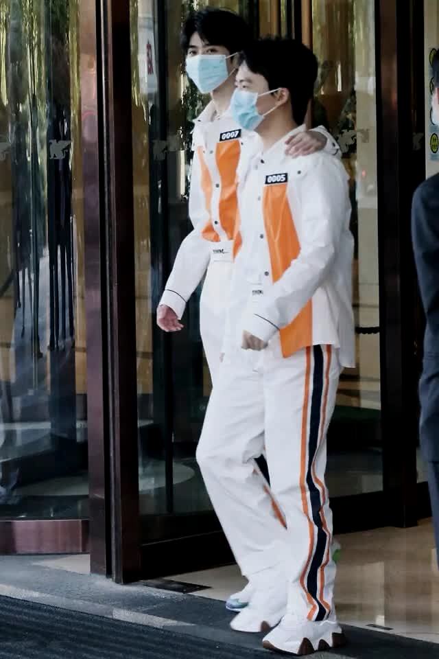 跑男集体穿运动装杨颖精致郭麒麟洒脱蔡徐坤外套塞裤比例优越