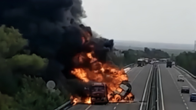 陕西一高速路油罐车追尾大货车起火，黑烟滚滚伴有巨响