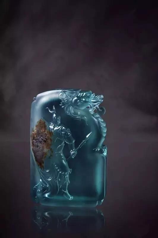 冰种翡翠手镯芯,肉细种水好,底部有带色,雕刻师设计的是大气十足坐于