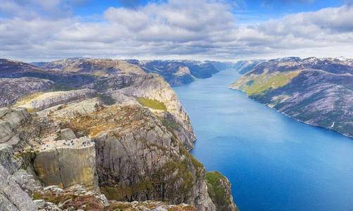 位于斯堪的纳维亚半岛西部的挪威,地形狭长,海岸线漫长曲折,沿海岛屿
