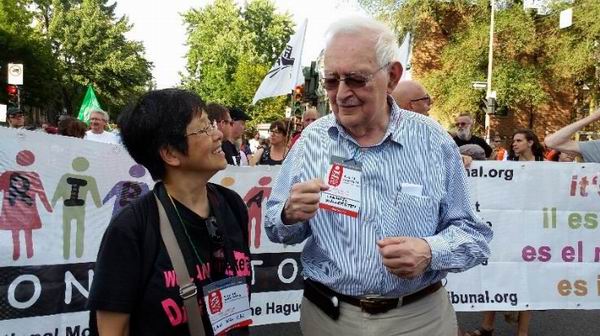 2016年8月蒙特利尔世界社会论坛开幕游行,沃勒斯坦与刘健芝。(摄影:薛翠)