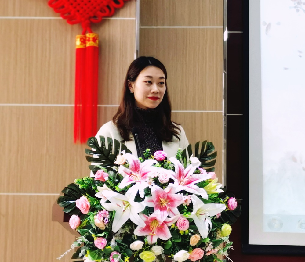 论坛活动在精彩的开场视频后拉开序幕,主持人王雯老师早上九点准时