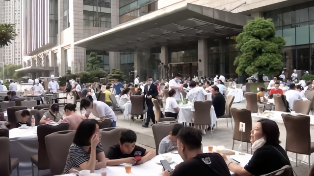 自救！武汉五星级酒店门外开大排挡，顾客爆满：一起努力