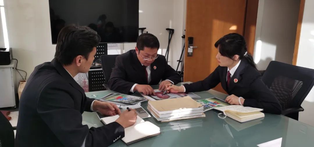图为检察官认真审查案件情况