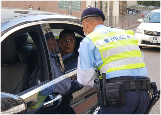 黎智英出门遇路障被警员截查。图自“东网”
