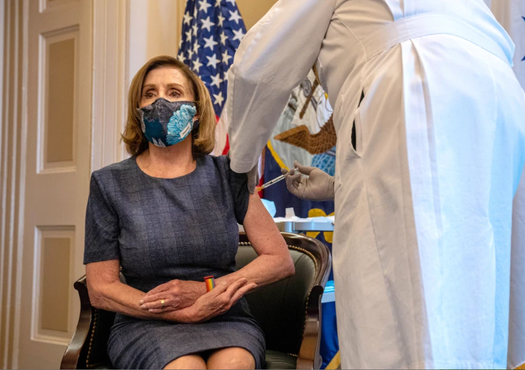 佩洛西公开接种新冠疫苗网友却因注射器针帽拔没拔吵开了