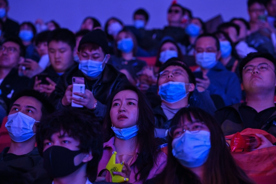 观众十分紧张地观看比赛。