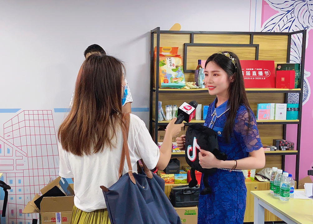 旗下主播白米出席广州直播节并接受电视采访