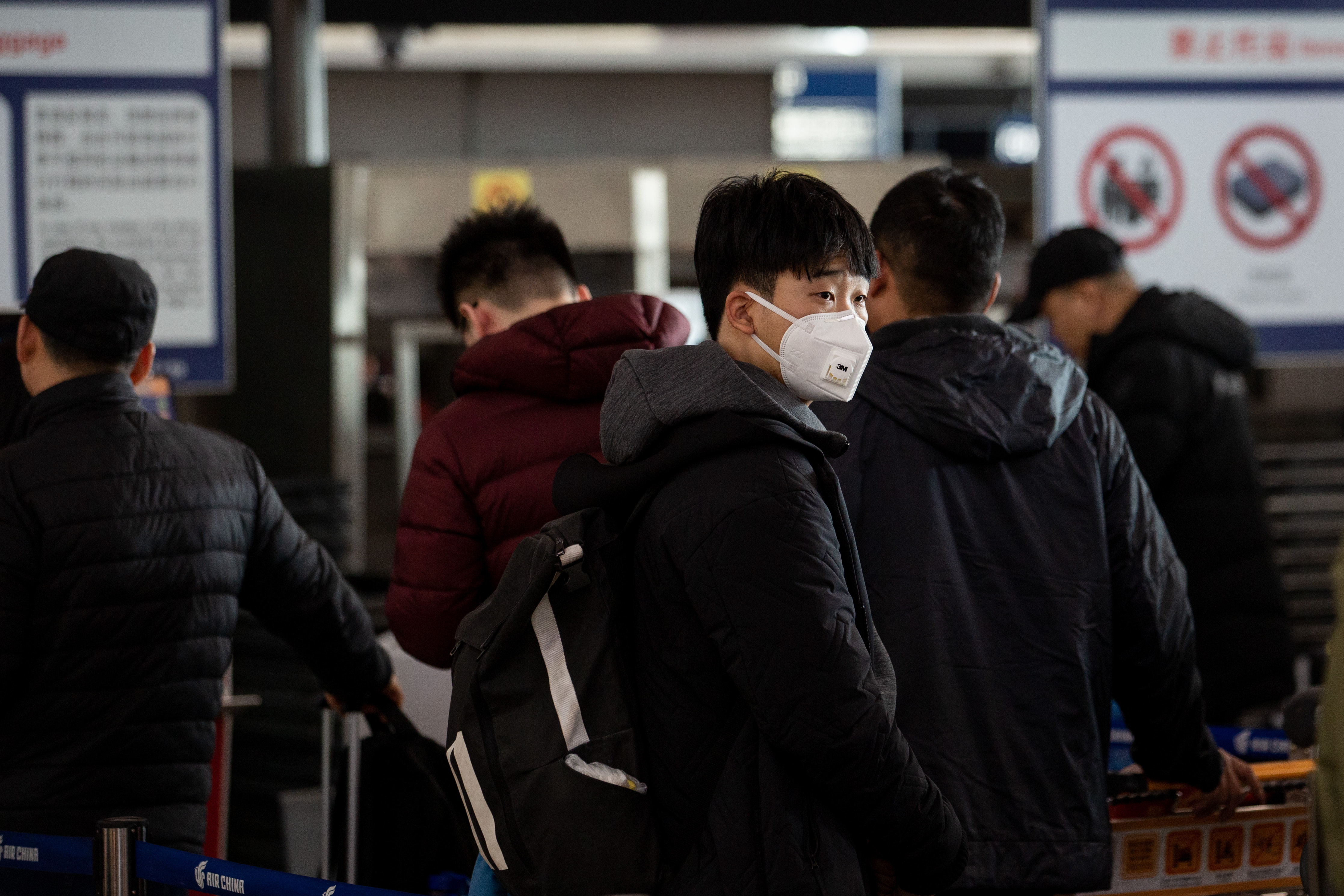 探访首都机场：旅客自备口罩 安检人员称未收到防控通知