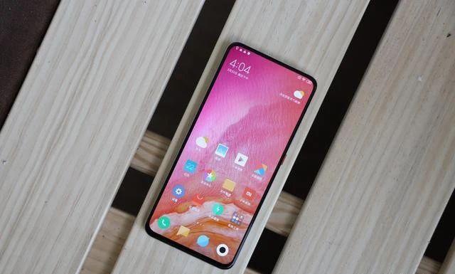 红米k30至尊版其实跟之前的红米k30pro并没有太大的外观差别,细节部分