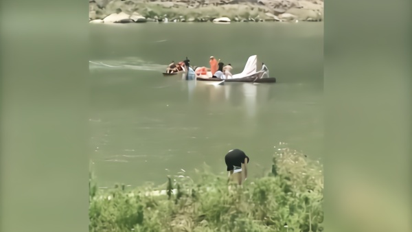 四川金堂一小型飞机坠入沱江，两人受伤