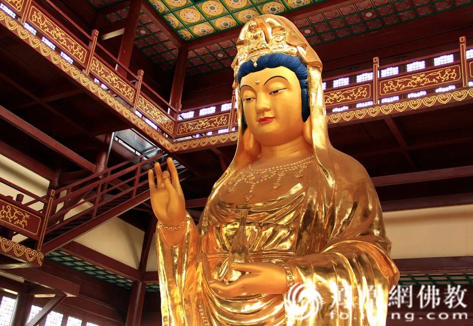 35 上海静安寺观音殿中的观音圣像 36 重庆华岩寺观世音菩萨圣像 37